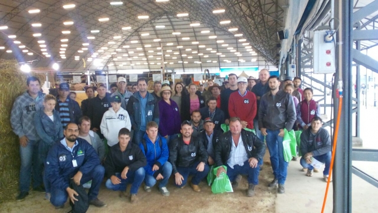 Secretaria de agropecuária realiza viagem com produtores de leite do Município para conhecer a AGROLEITE em Castro